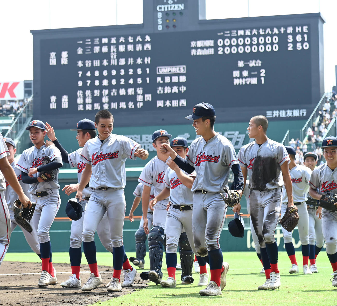京都国際対青森山田　青森山田に勝利し喜ぶ京都国際ナイン（撮影・石井愛子）