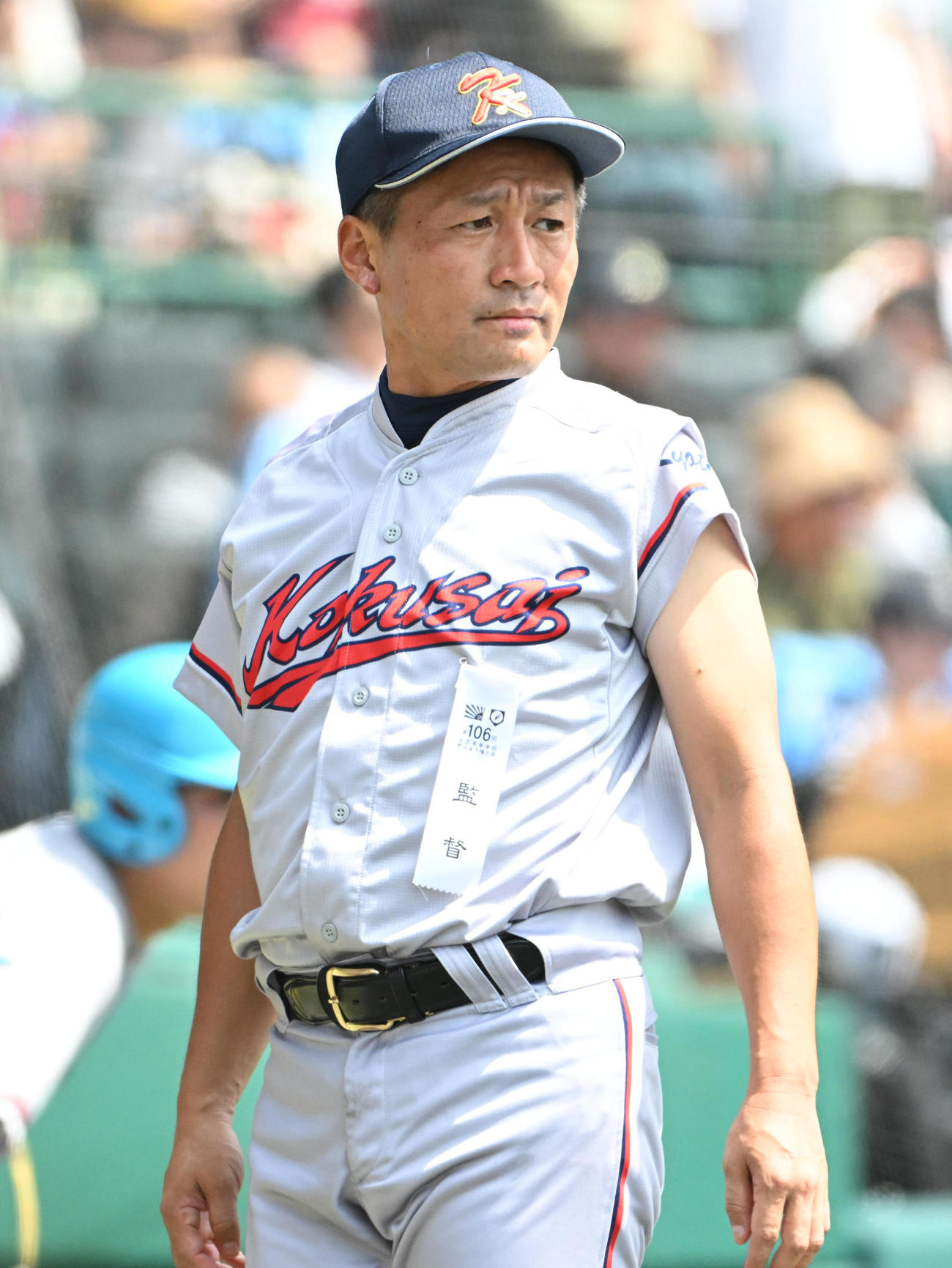 京都国際対青森山田　選手らを見つめる京都国際・小牧憲継監督（撮影・石井愛子）