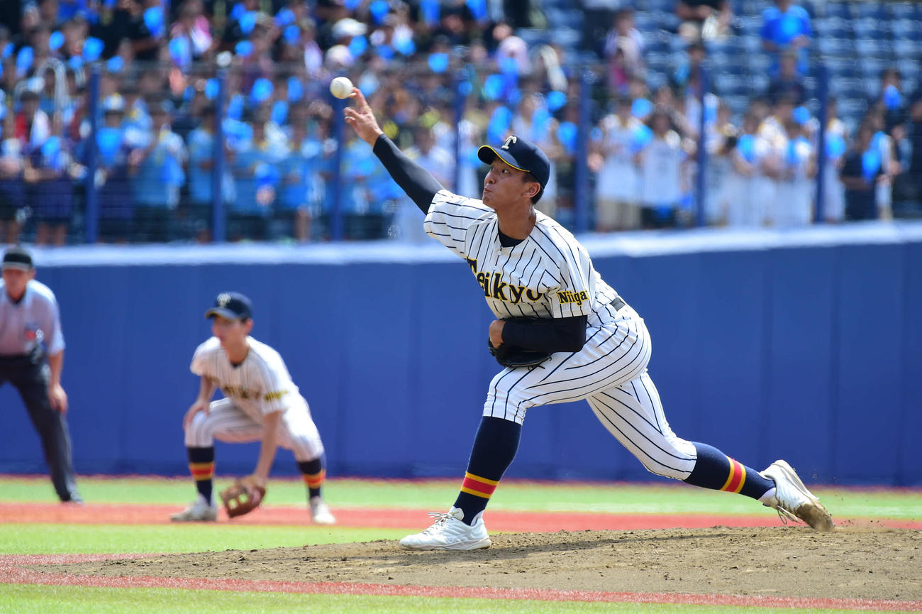 7月26日、新潟大会決勝の新潟産大付戦で力投する茨木