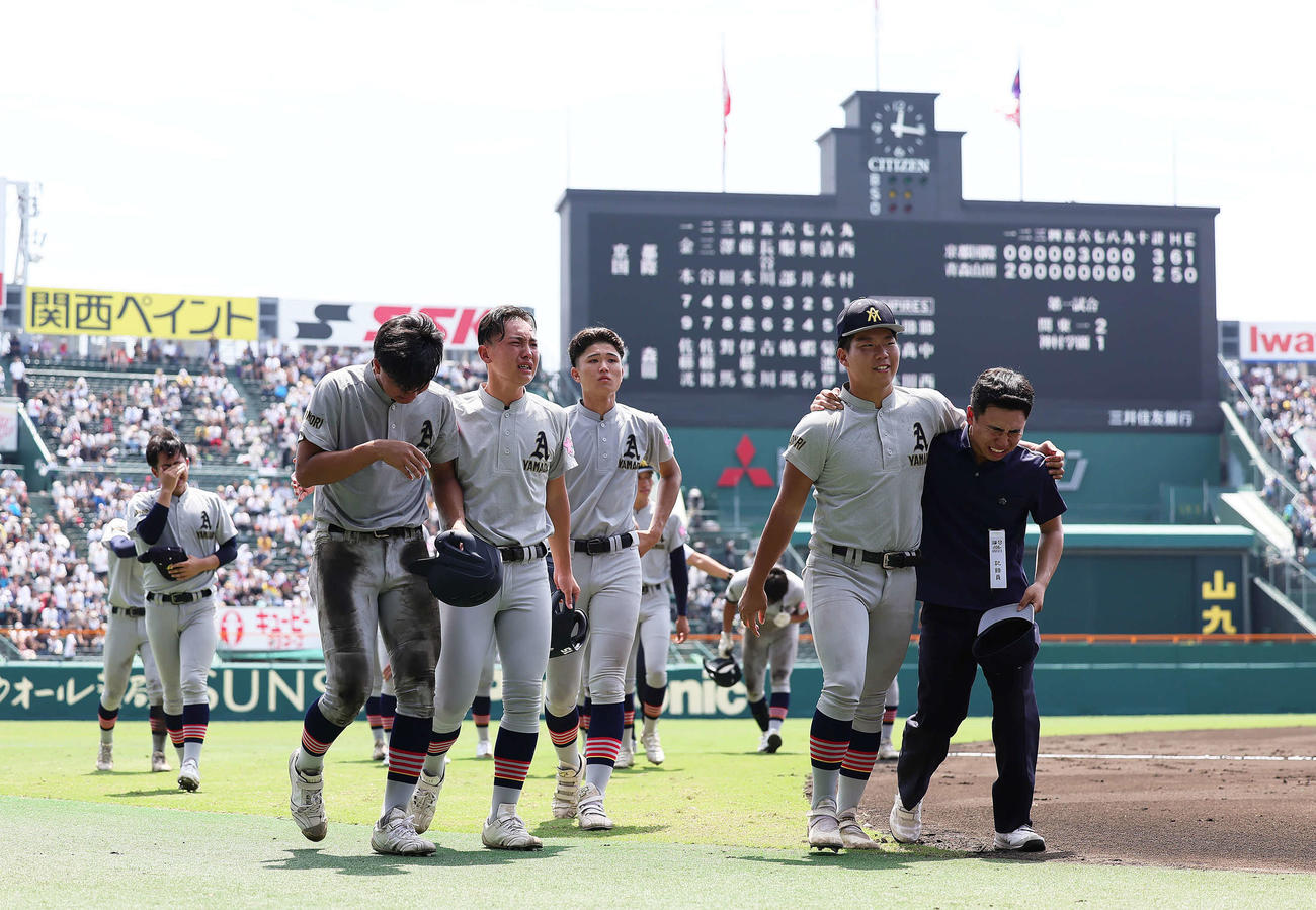 京都国際対青森山田　京都国際に敗れ、引き揚げる青森山田の選手ら（撮影・足立雅史）