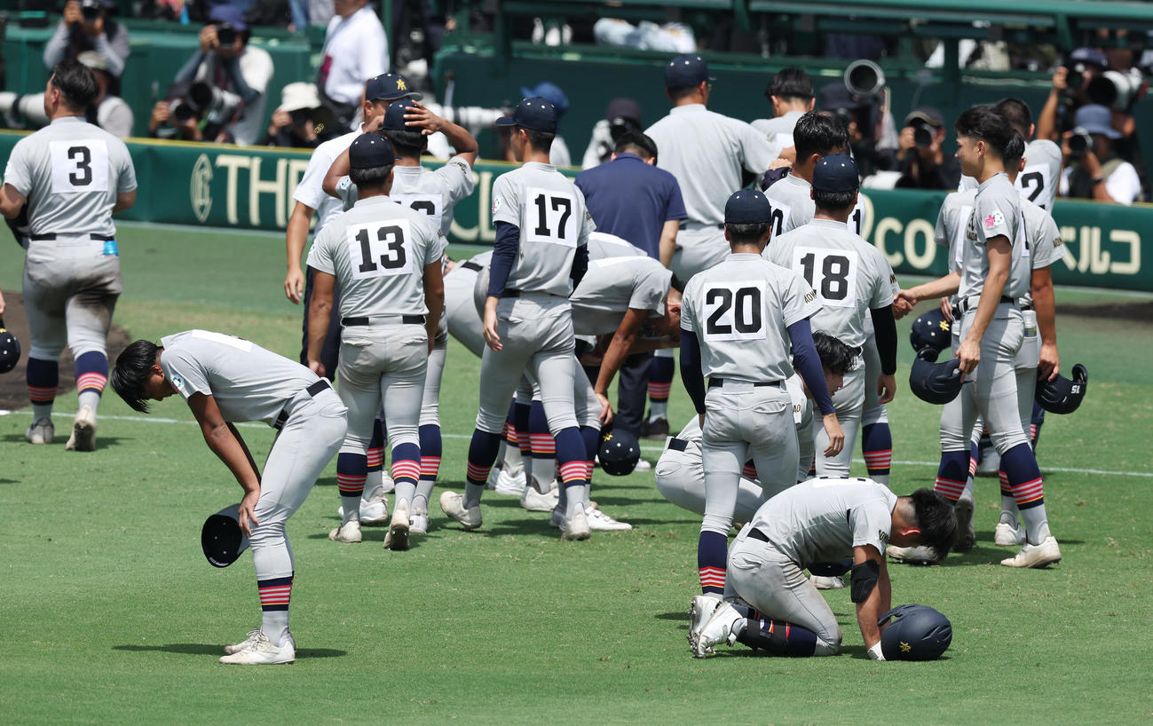 京都国際対青森山田　京都国際に敗れ、応援団にあいさつし悔しがる青森山田ナイン（撮影・前田充）