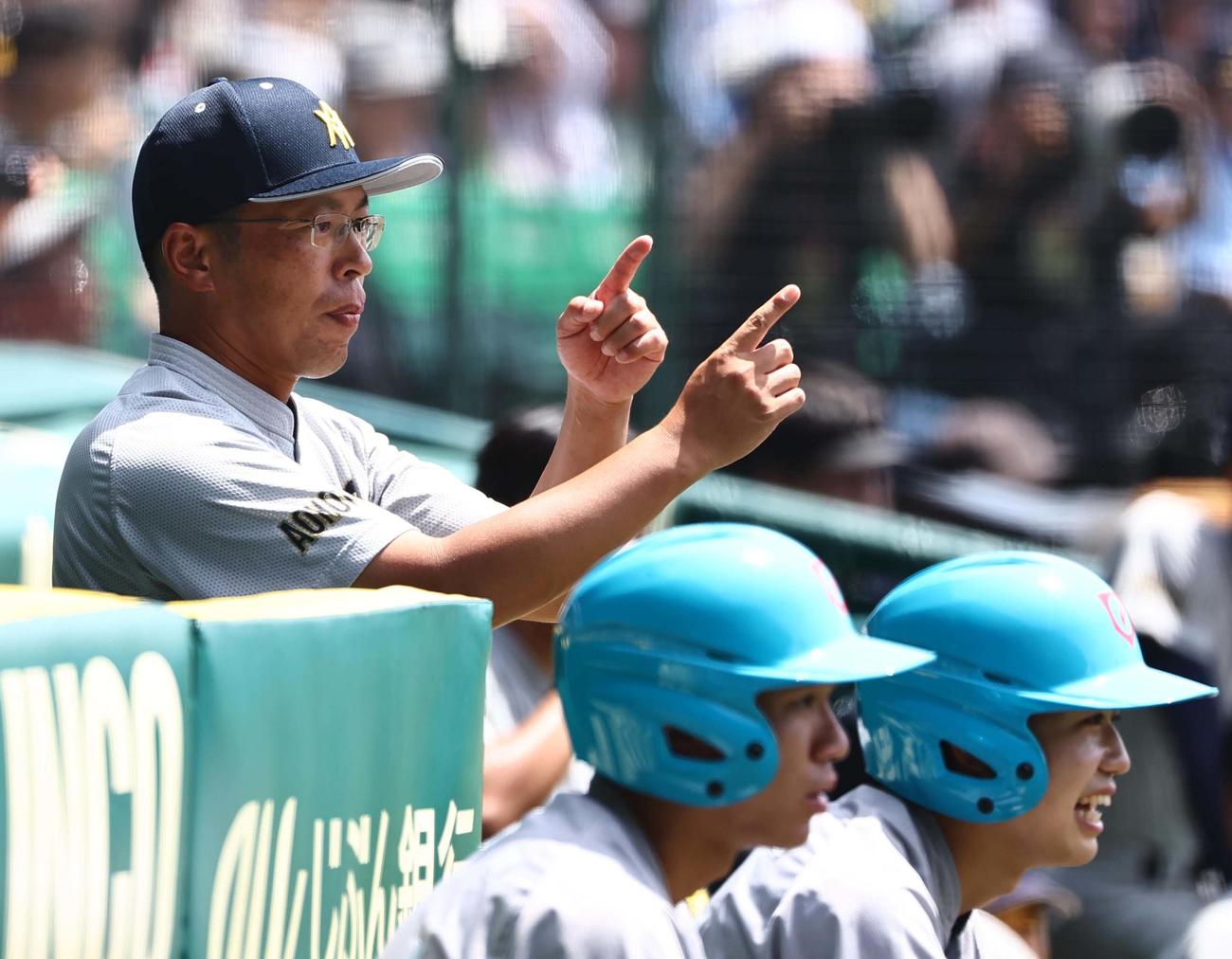 京都国際対青森山田　選手交代を指示する青森山田・兜森監督（撮影・上田博志）