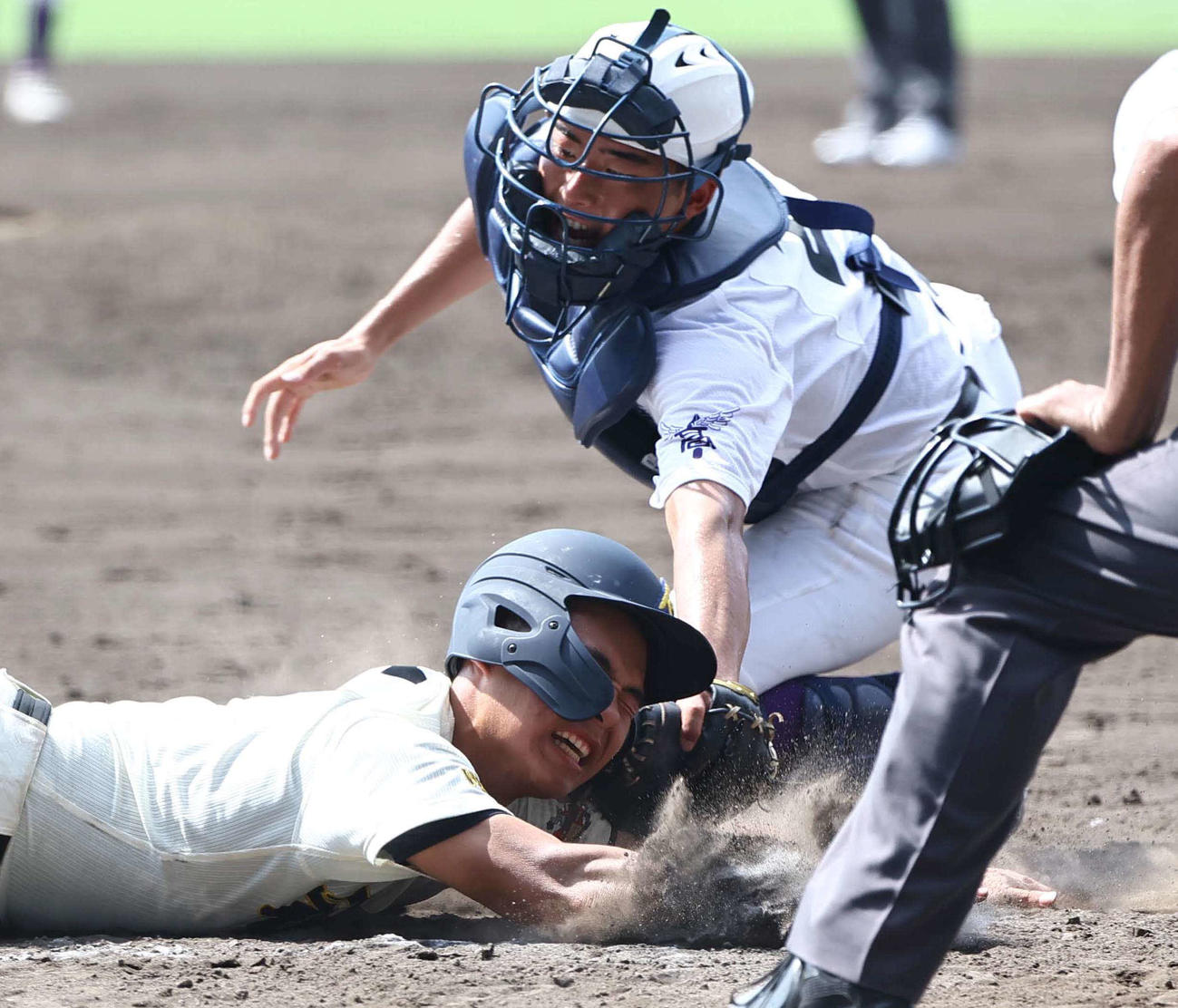 関東第一対神村学園　9回表神村学園2死一、二塁、玉城功大の安打で生還を狙うも本塁で憤死する岩下吏玖（撮影・上田博志）
