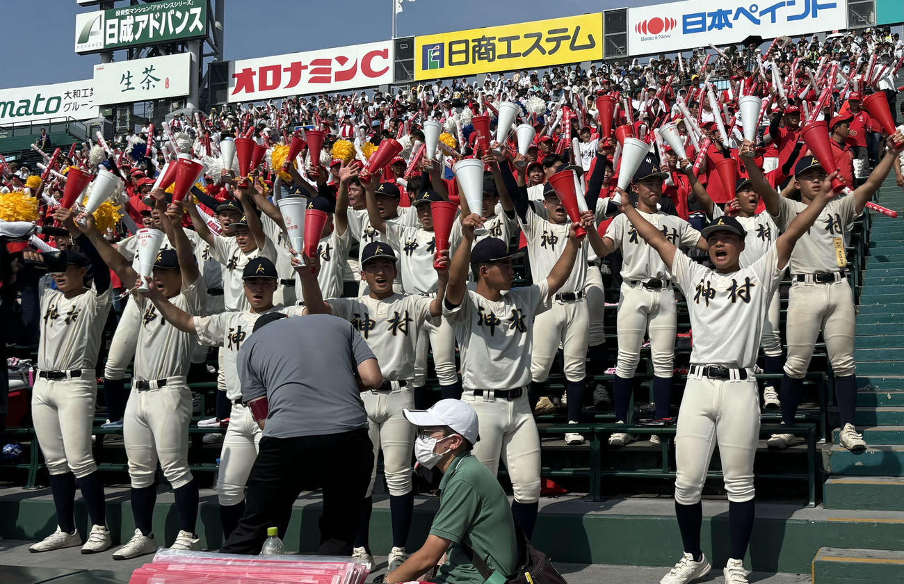 神村学園対関東一　応援ソング「やかぜ」に乗せ「Y」ポーズをして応援する神村学園のスタンド（撮影・塚本光）