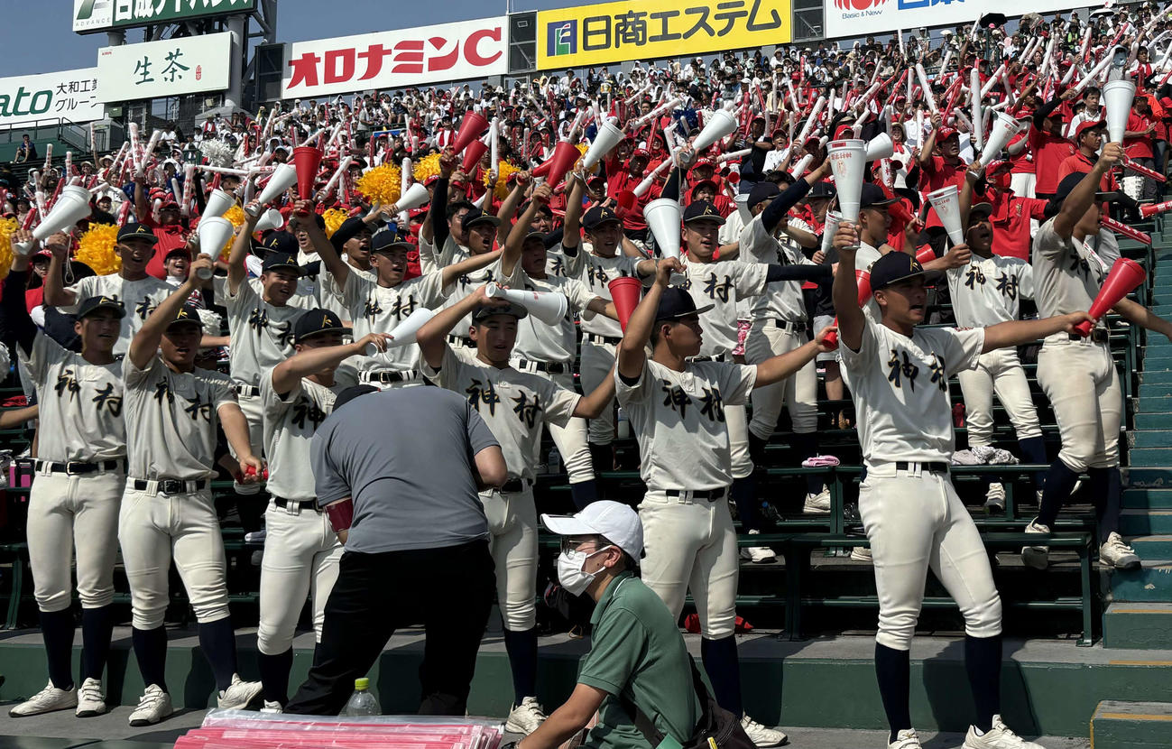 神村学園対関東一　応援ソング「やかぜ」に乗せ「K」ポーズをして応援する神村学園のスタンド（撮影・塚本光）