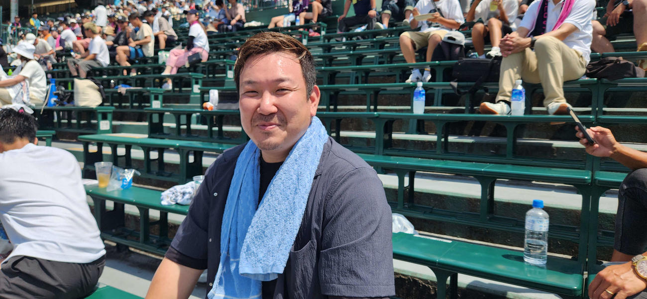 青森山田アルプスで、後輩たちに声援を送る、元ロッテの柳田将利さん（撮影・保坂淑子）