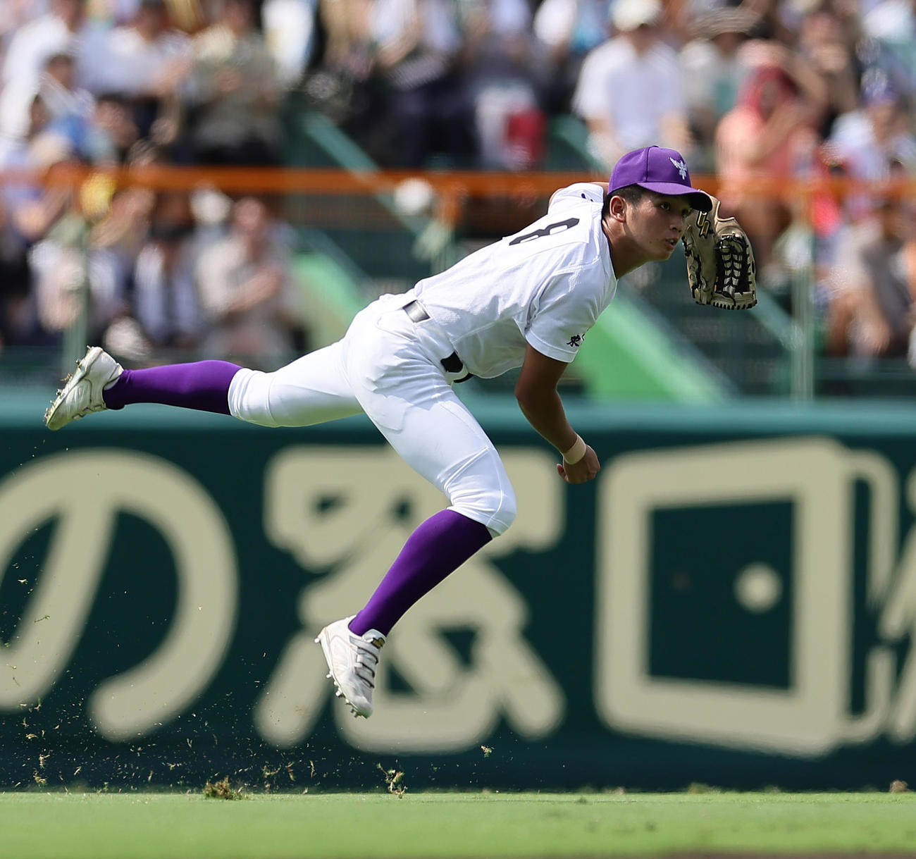神村学園対関東第一　9回表神村学園2死一、二塁、玉城の中前打で本塁を狙った二塁走者岩下を好返球でアウトとする飛田（撮影・足立雅史）