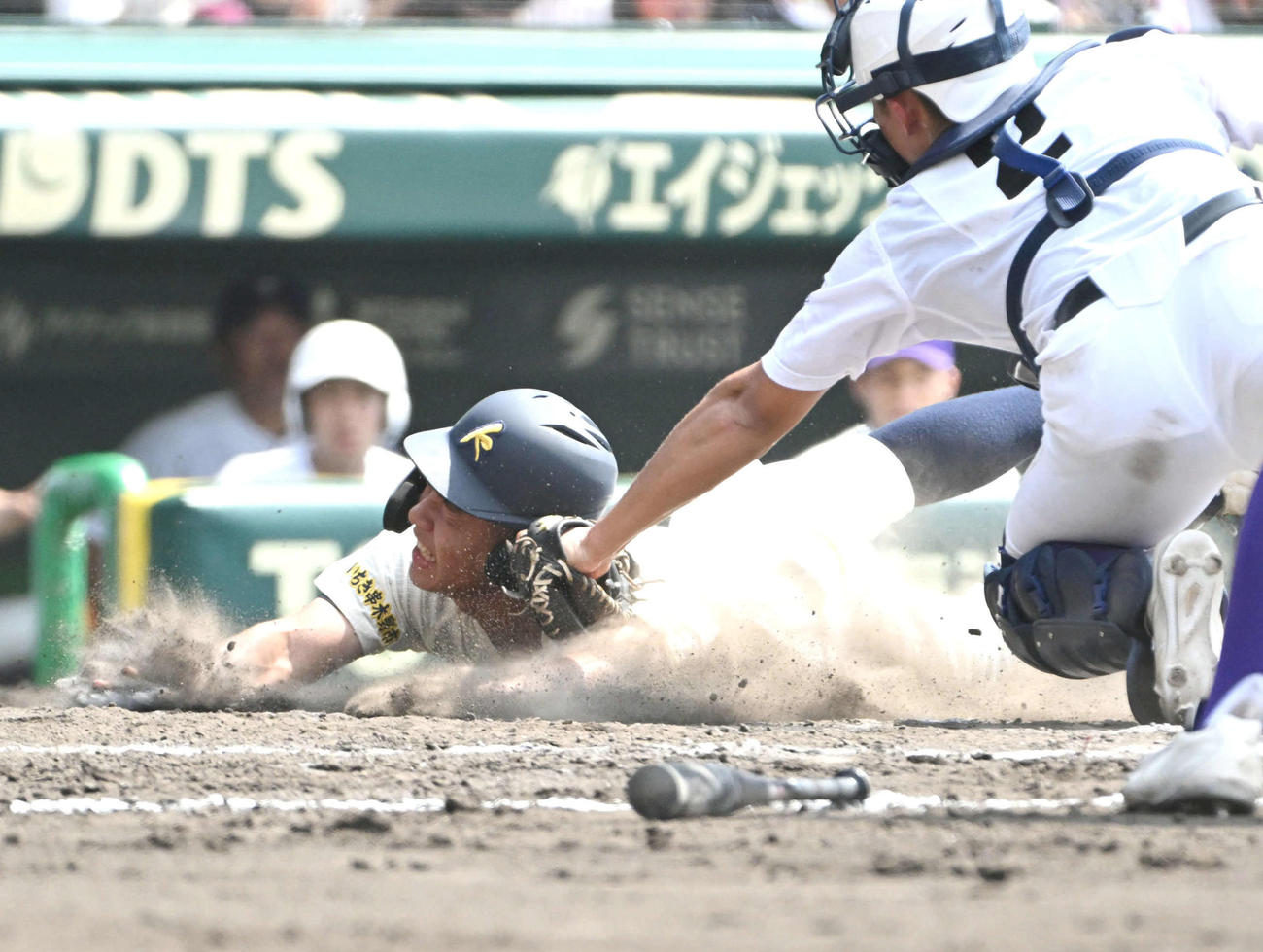 関東第一対神村学園　9回表神村学園2死一、二塁、二塁走者岩下は玉城の中前打で本塁を狙うがタッチアウト（撮影・石井愛子）