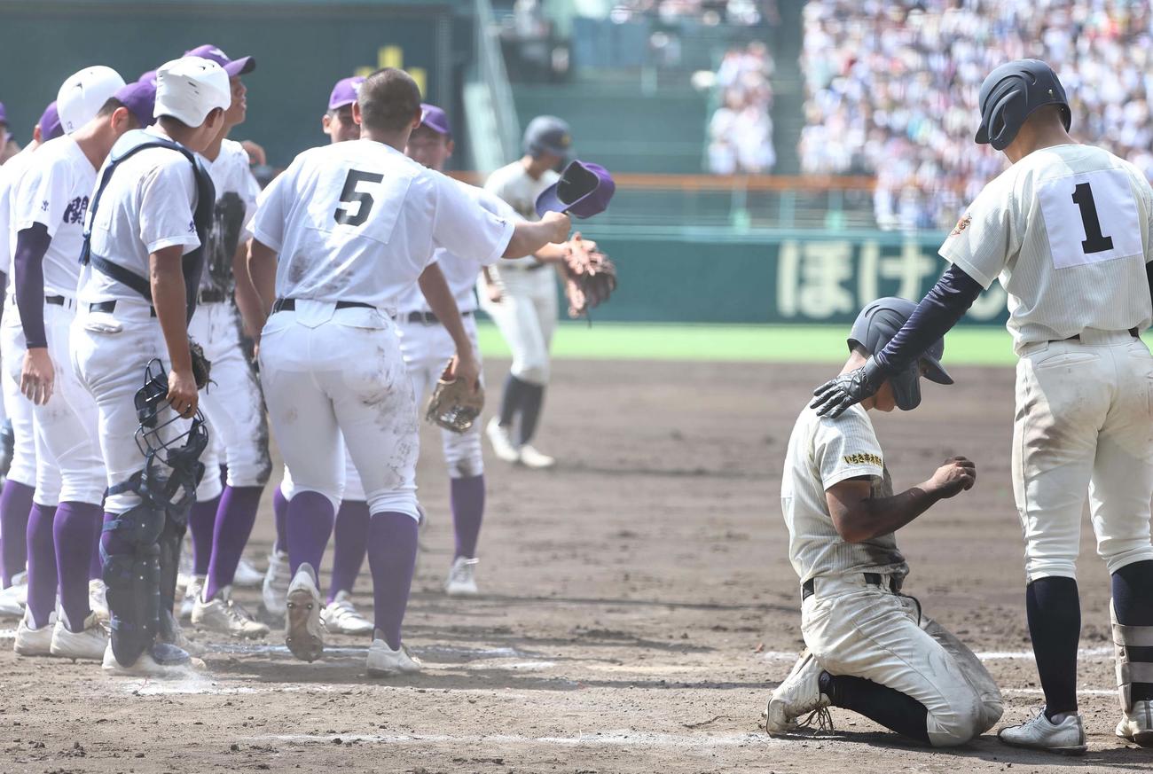 関東第一対神村学園　9回表神村学園2死一、二塁、神村学園エース今村（右）は飛田の好返球で憤死した岩下をなだめる（撮影・上田博志）