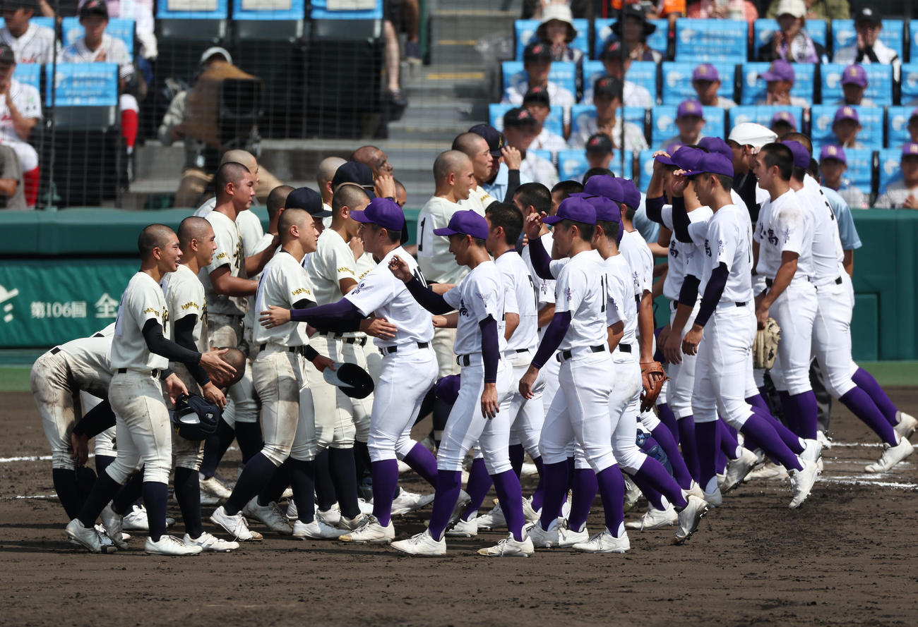 関東第一対神村学園　試合後、健闘をたたえ合う両校の選手たち（撮影・前田充）