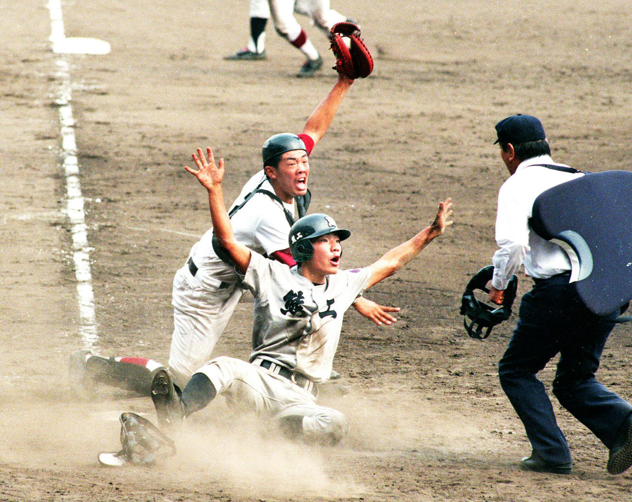 96年夏の甲子園決勝松山商対熊本工　10回裏熊本工1死満塁、ライト矢野のバックホームで三塁走者の星子はタッチアウト、捕手は石丸