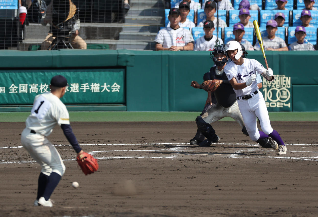 関東第一対神村学園　7回裏関東第一無死、中前打を放つ越後。投手今村（撮影・前田充）