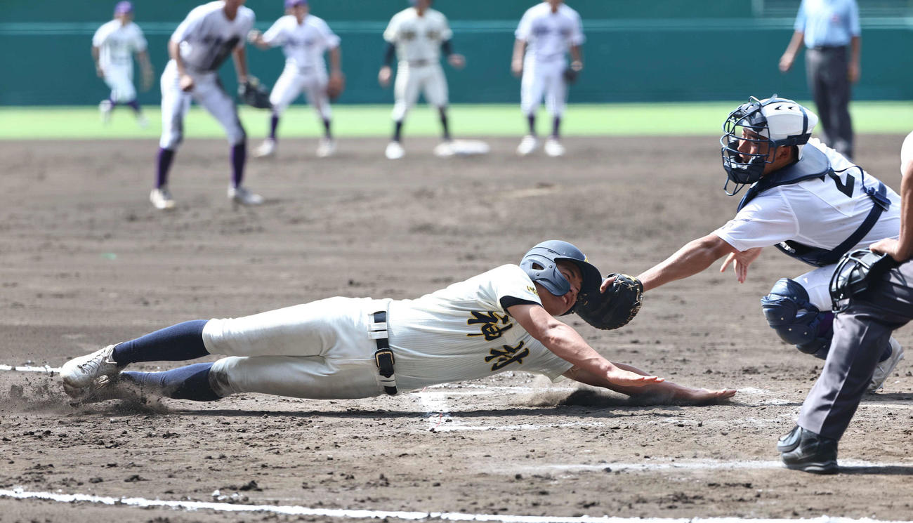 関東第一対神村学園　9回表神村学園2死一、二塁、二塁走者の岩下は玉城の中前打で生還を狙うもアウト。捕手熊谷（撮影・上田博志）