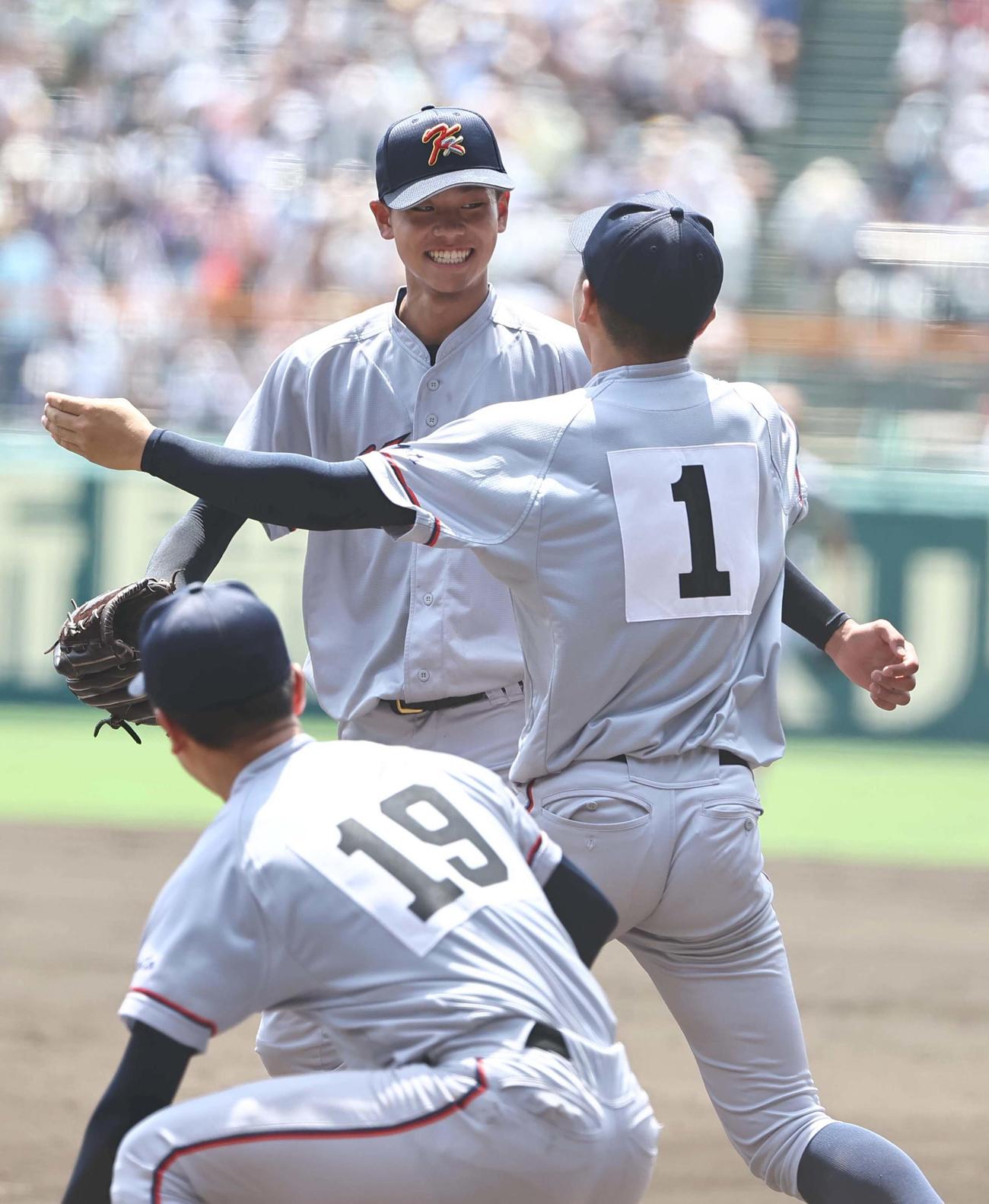 京都国際対青森山田　青森山田に勝利した京都国際・西村一毅はエース中崎琉生と抱き合って喜ぶ（撮影・上田博志）