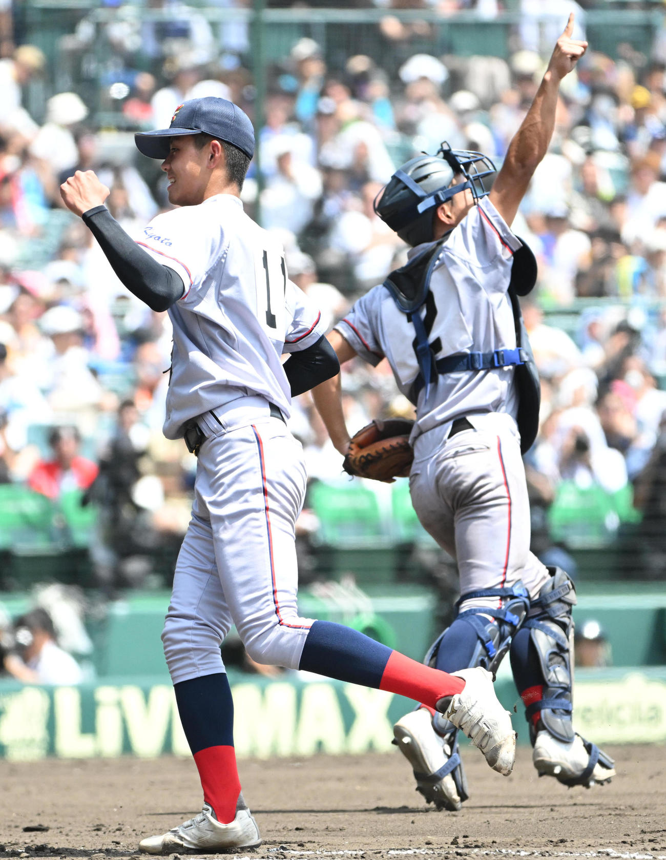 京都国際対青森山田　青森山田に勝利しガッツポーズをする（左から）京都国際・西村一毅、奥井颯大（撮影・石井愛子）