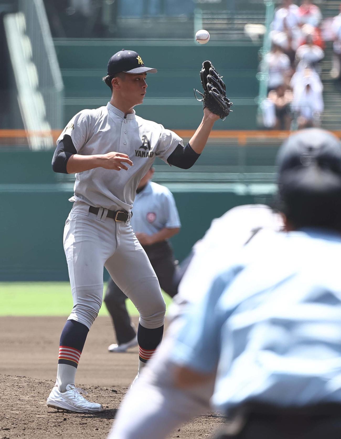 京都国際対青森山田　6回表京都国際1死一、三塁、京都国際・服部の投ゴロをはじき勝ち越しを許す関（撮影・上田博志）