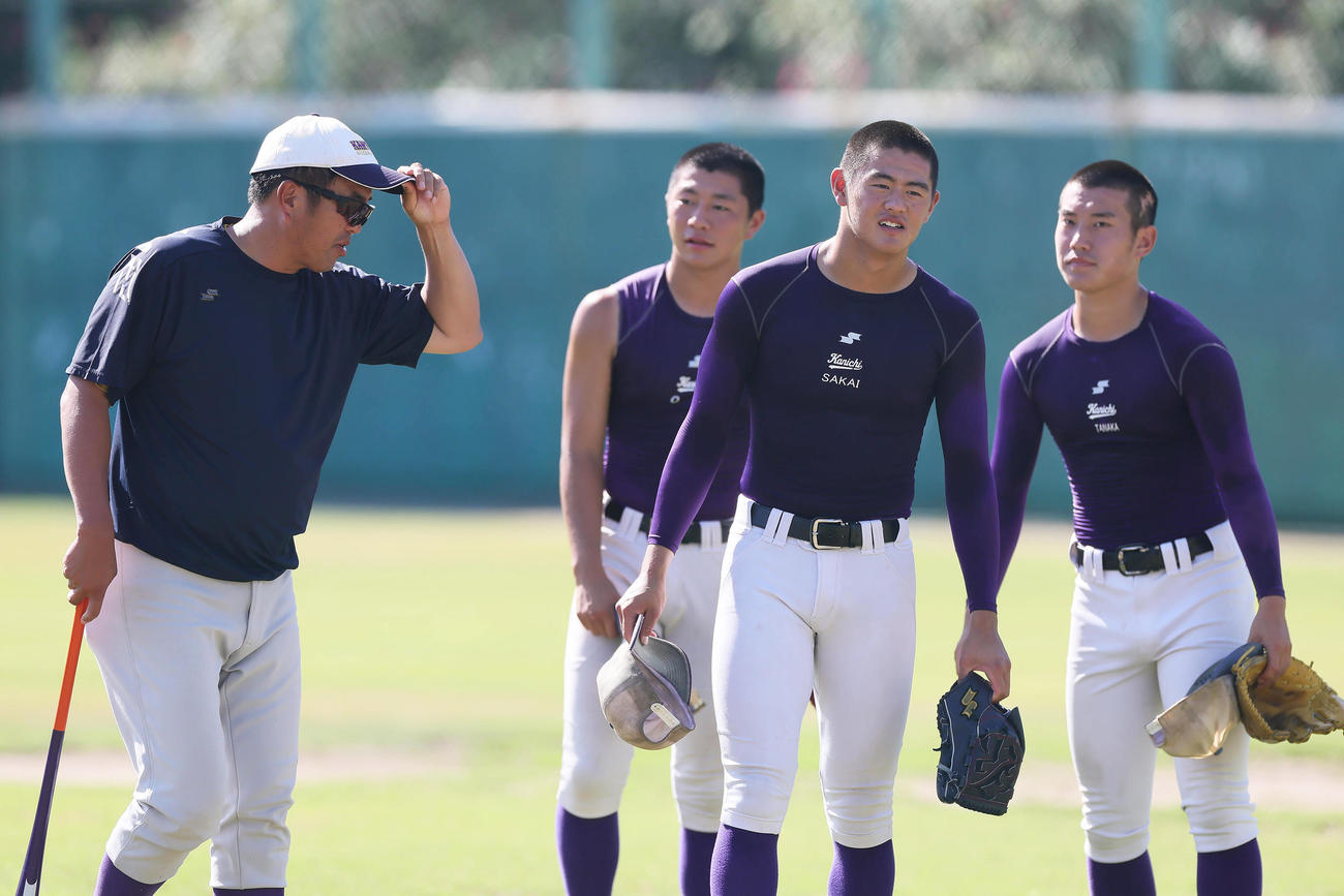 練習中、会話を交わす関東第一の、左から米沢監督、大後、坂井、畠中（撮影・足立雅史）