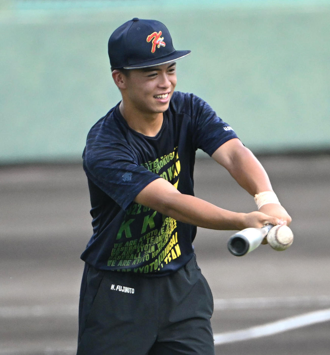 バッティング練習をする京都国際・藤本陽毅主将（撮影・石井愛子）