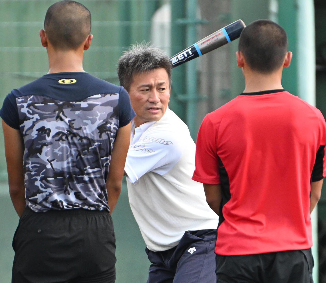 選手らにバッティング指導をする京都国際・小牧憲継監督（中央）（撮影・石井愛子）