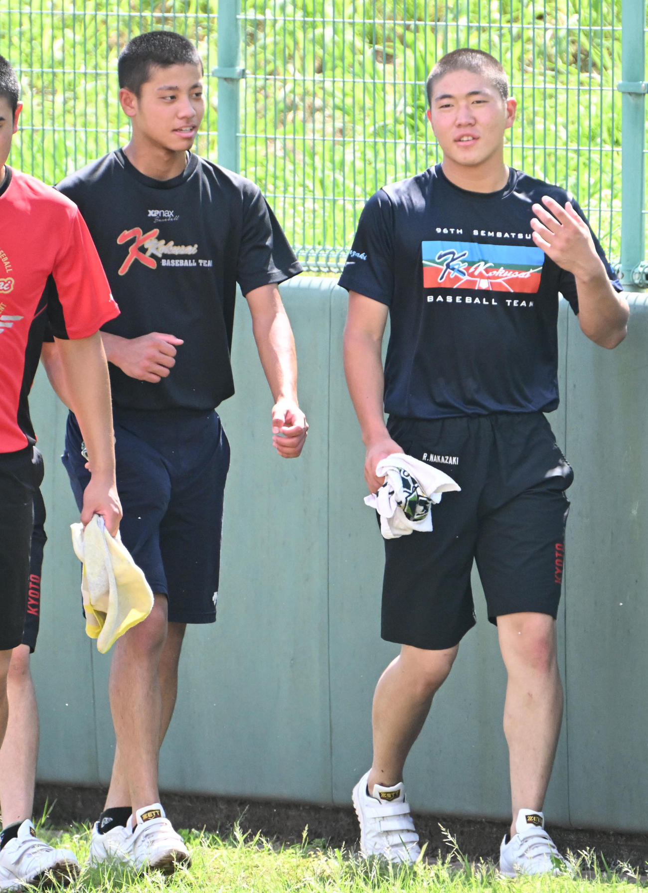 外野を歩きながらクールダウンを行う（左から）京都国際・西村一毅、中崎琉生（撮影・石井愛子）