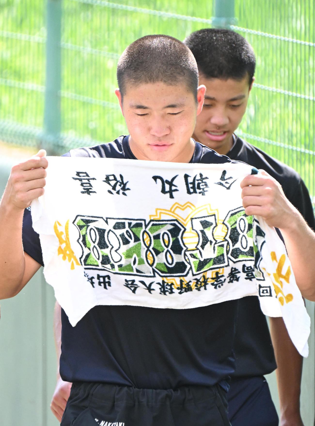 報徳学園・今朝丸裕喜のタオルを使用する京都国際・中崎琉生（撮影・石井愛子）