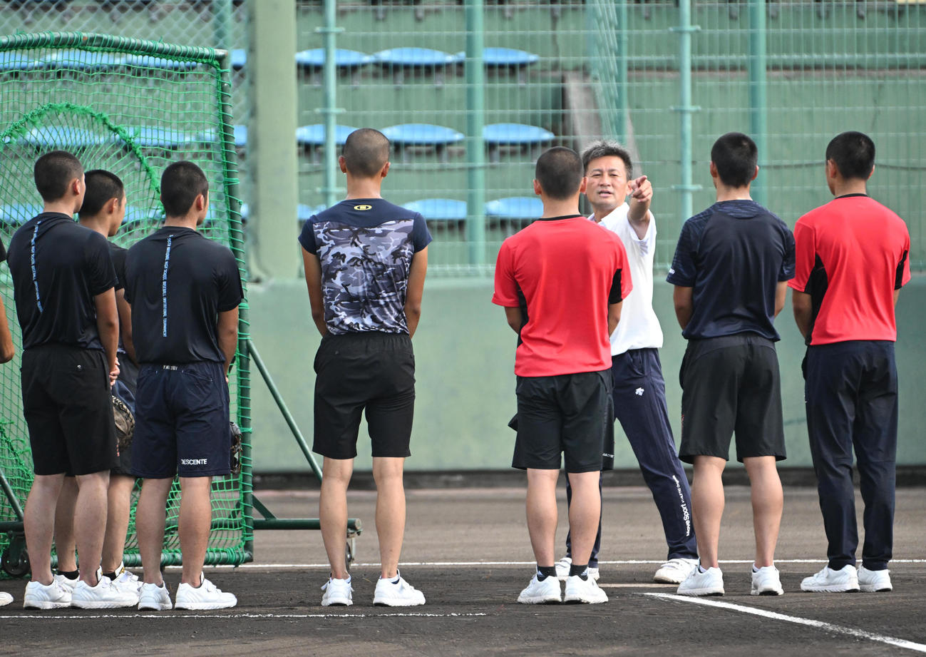 バッティング指導をする京都国際・小牧憲継監督（右から3人目）（撮影・石井愛子）