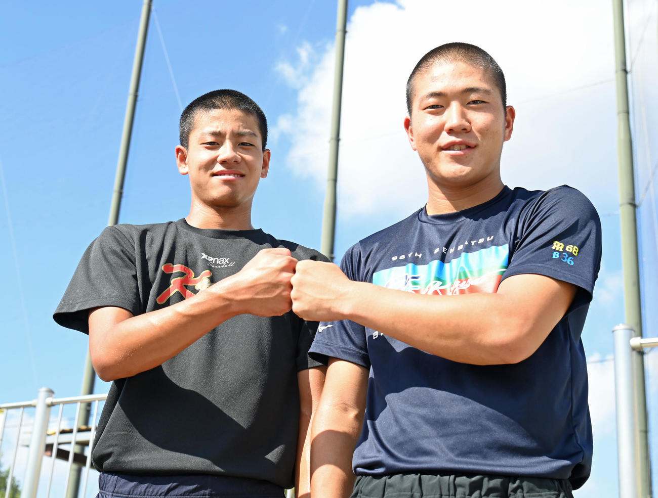 拳を合わせる（左から）京都国際・西村一毅、中崎琉生（撮影・石井愛子）
