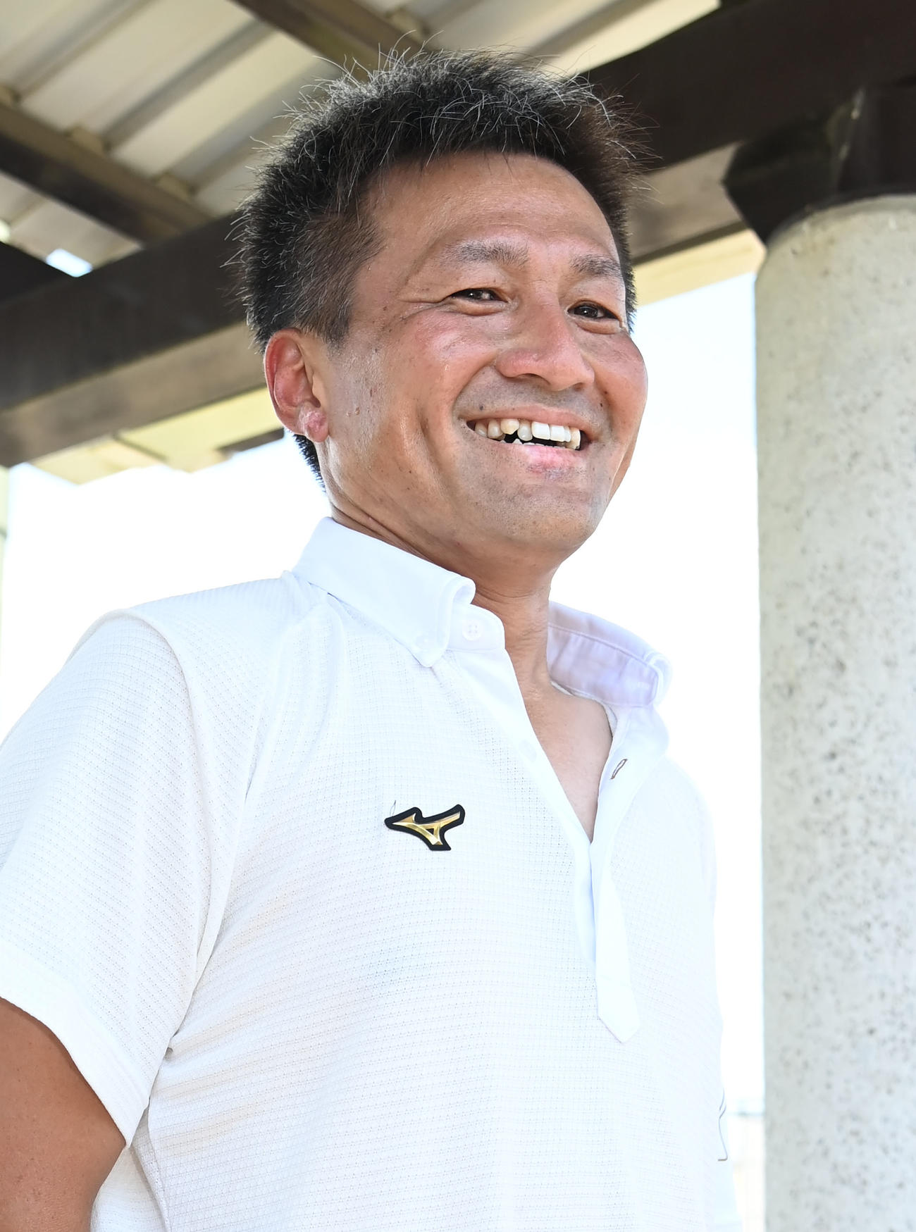 笑顔で報道陣の質問に答える京都国際・小牧憲継監督（撮影・石井愛子）