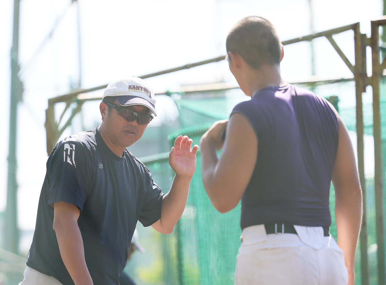 関東第一・高橋（右）に打撃指導する米沢監督（撮影・足立雅史）