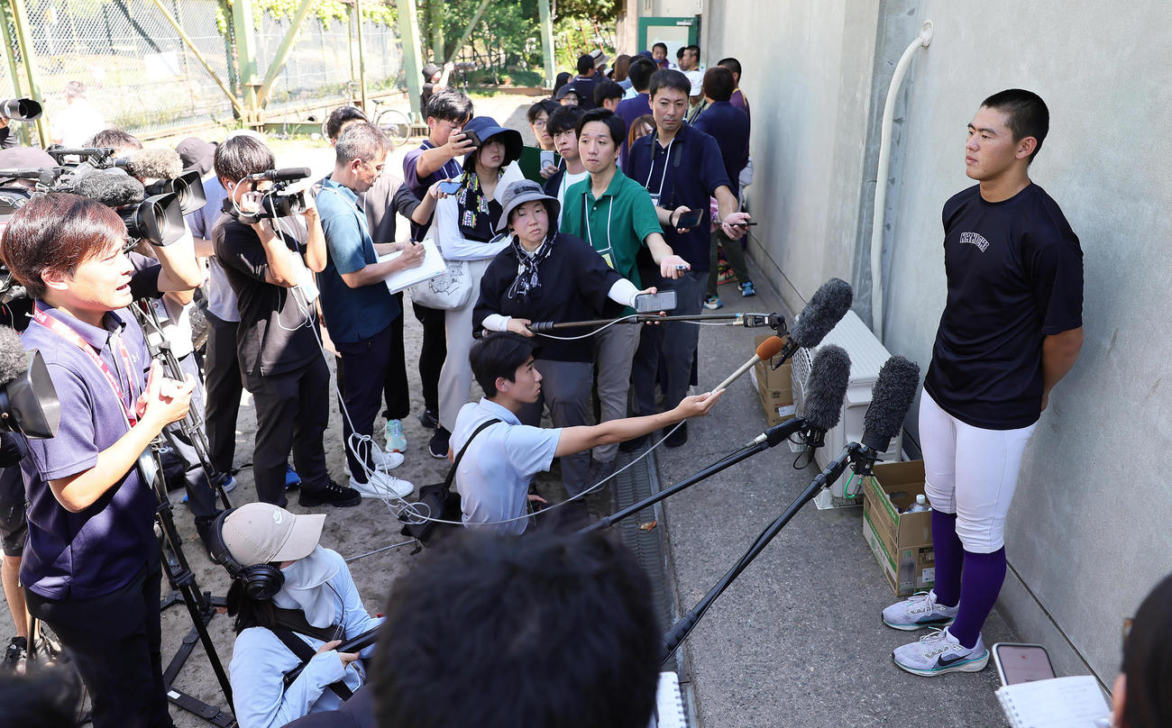 練習を終え、取材に応じる関東第一・坂井（撮影・足立雅史）