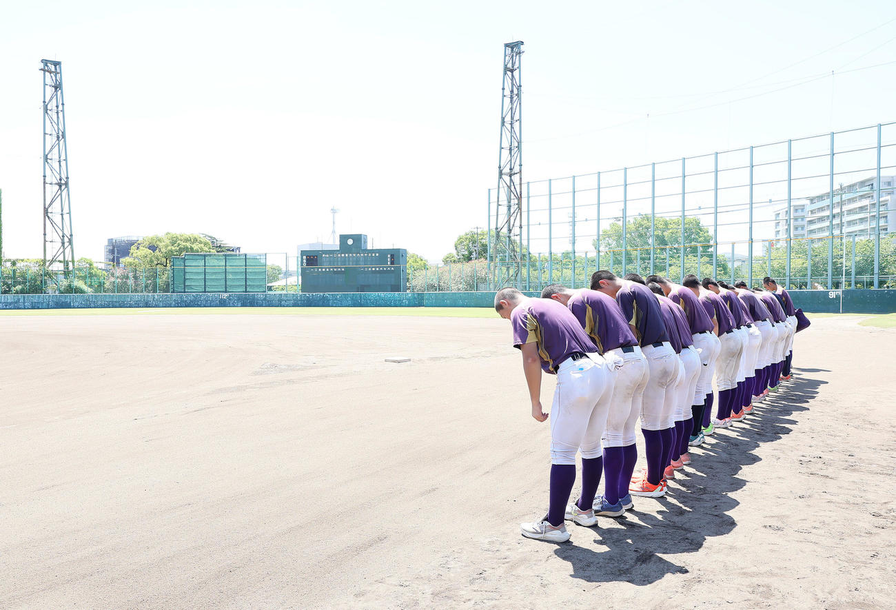 決勝前日の練習を終え、グラウンドに一礼する関東第一（撮影・足立雅史）