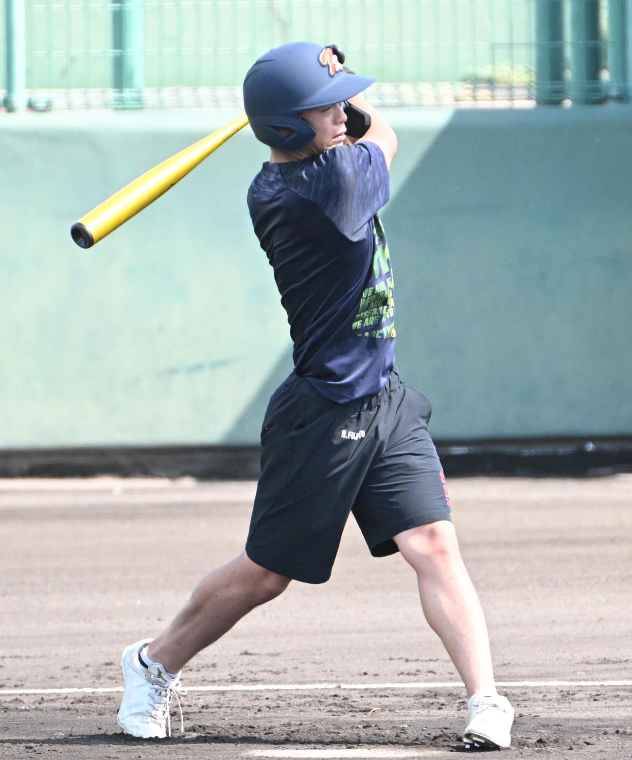 バッティング練習をする京都国際・藤本陽毅主将（撮影・石井愛子）