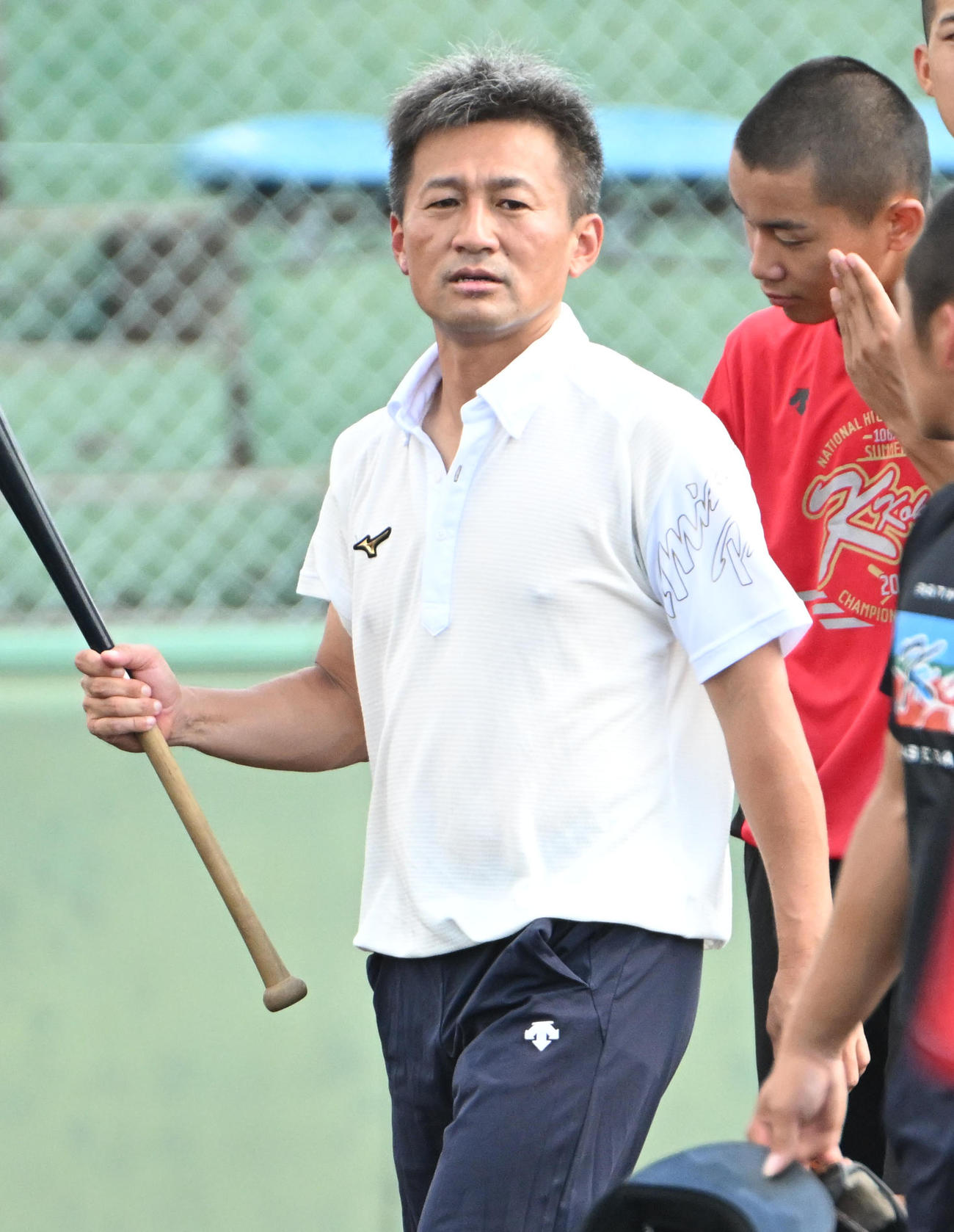 選手らにバッティング指導をする京都国際・小牧憲継監督（撮影・石井愛子）
