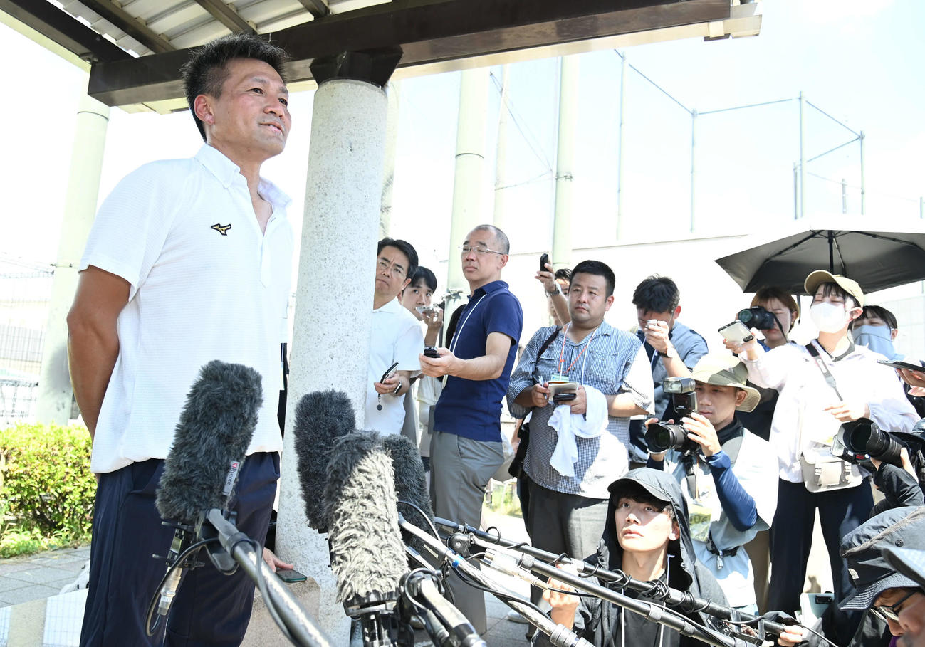 報道陣の質問に答える京都国際・小牧監督（撮影・石井愛子）