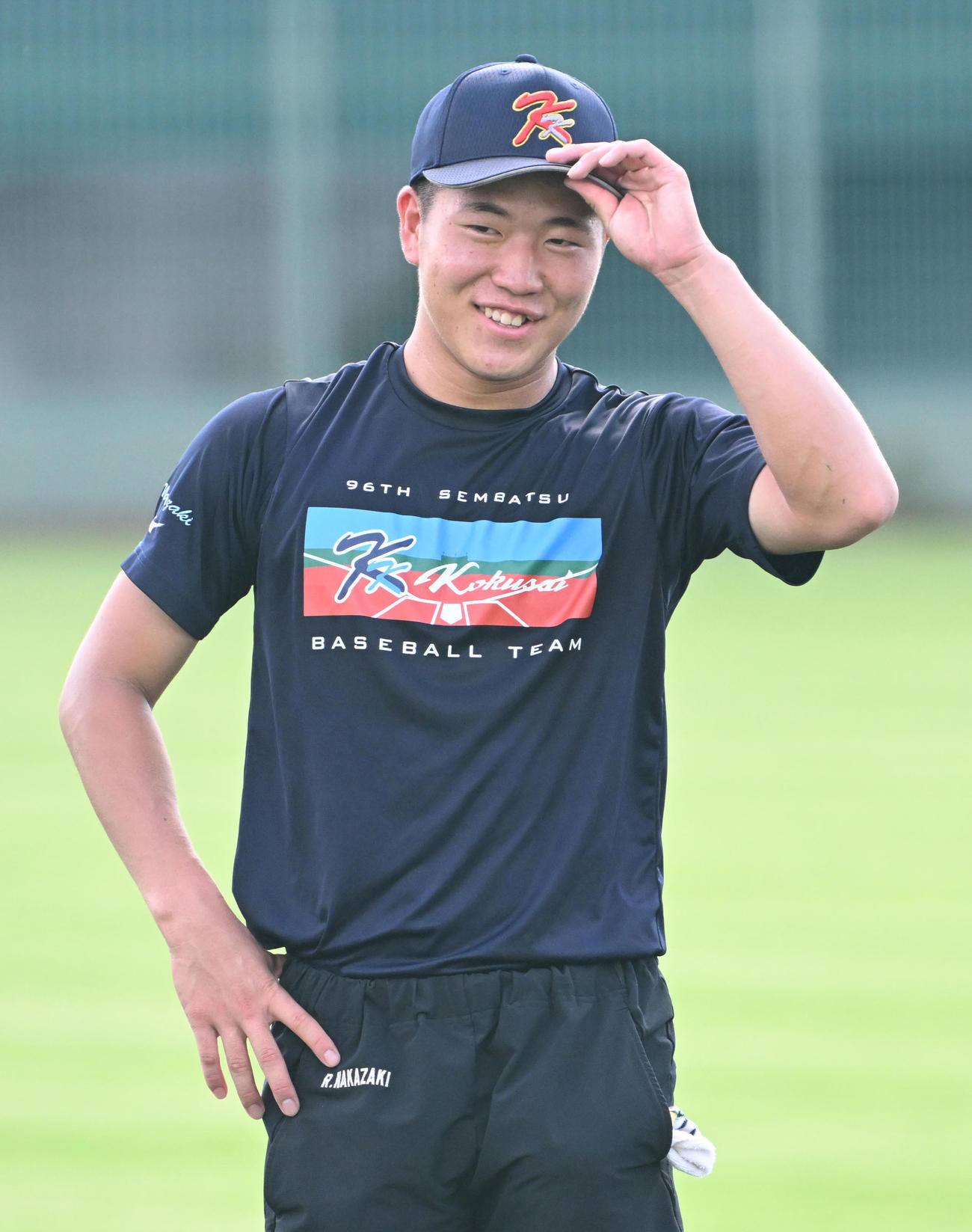 練習の合間に笑顔を見せる京都国際・中崎琉生（撮影・石井愛子）