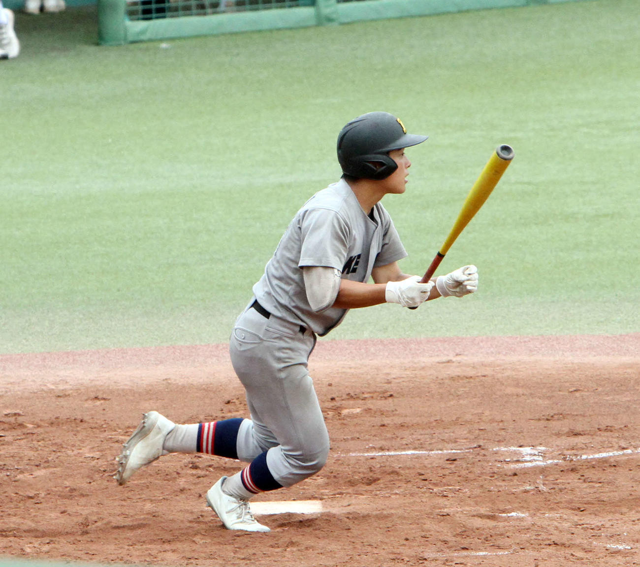 慶応対東北　8回表慶応無死、右越え二塁打を放つ慶応・大棒（撮影・木村有優）