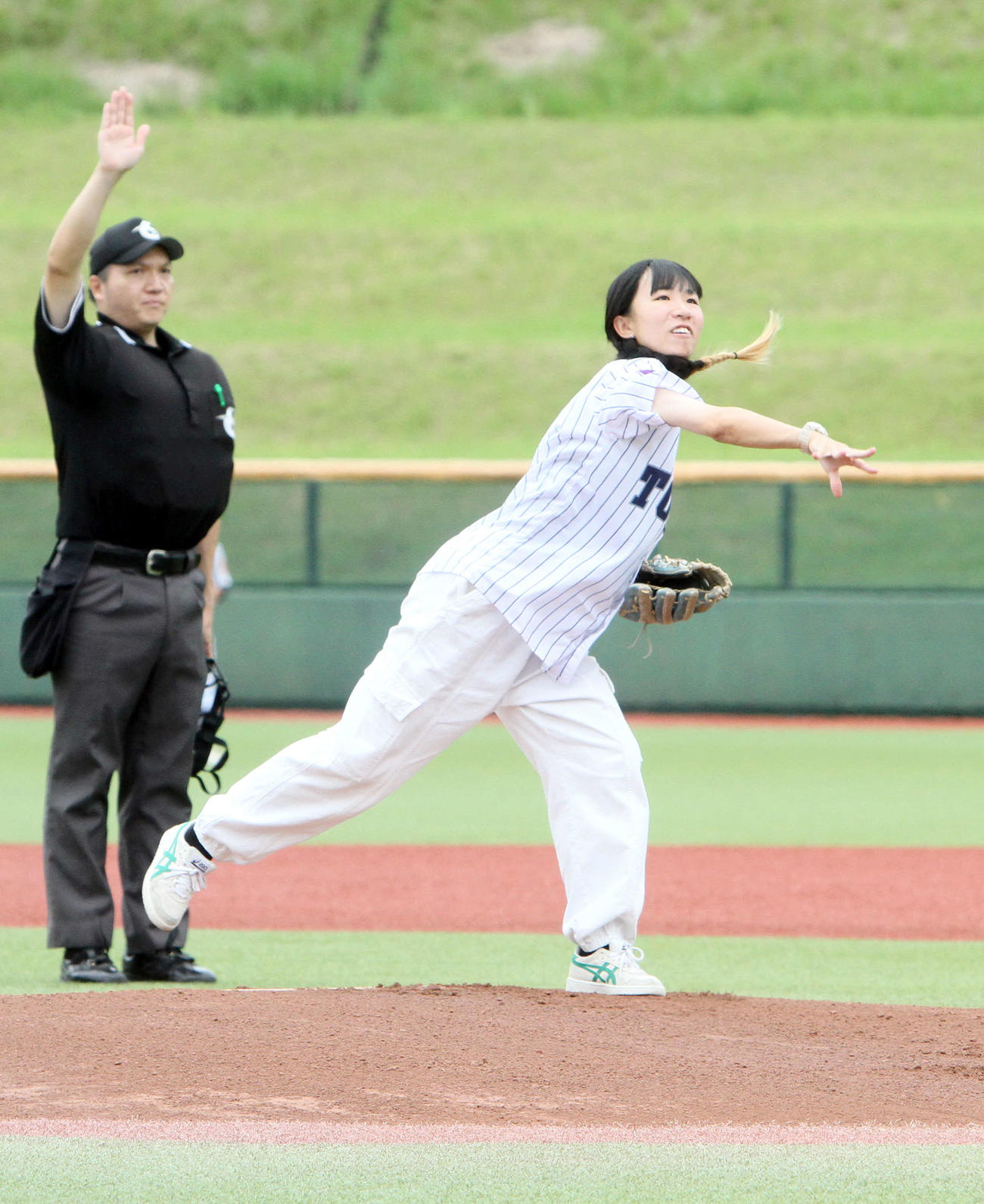 始球式を務めたスケートボーダーの東北・赤間さん（撮影・木村有優）