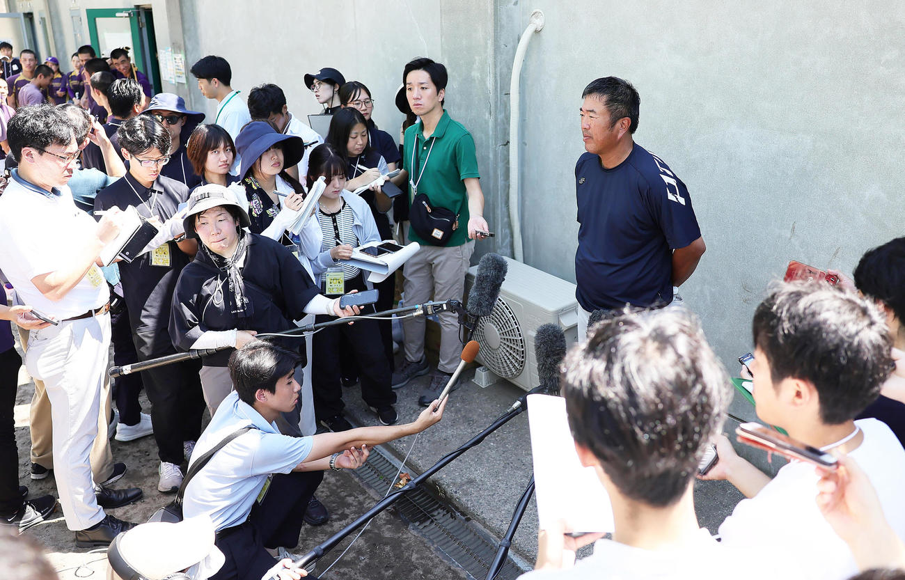 決勝前日の練習を終え、取材に応じる関東第一・米沢監督（撮影・足立雅史）