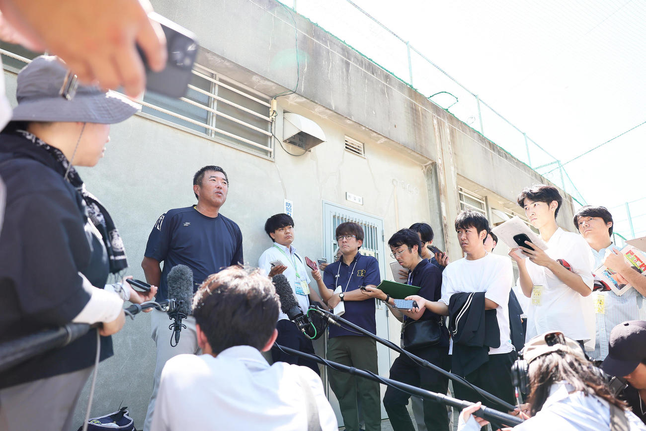 決勝前日の練習を終え、取材に応じる関東第一・米沢監督（撮影・足立雅史）
