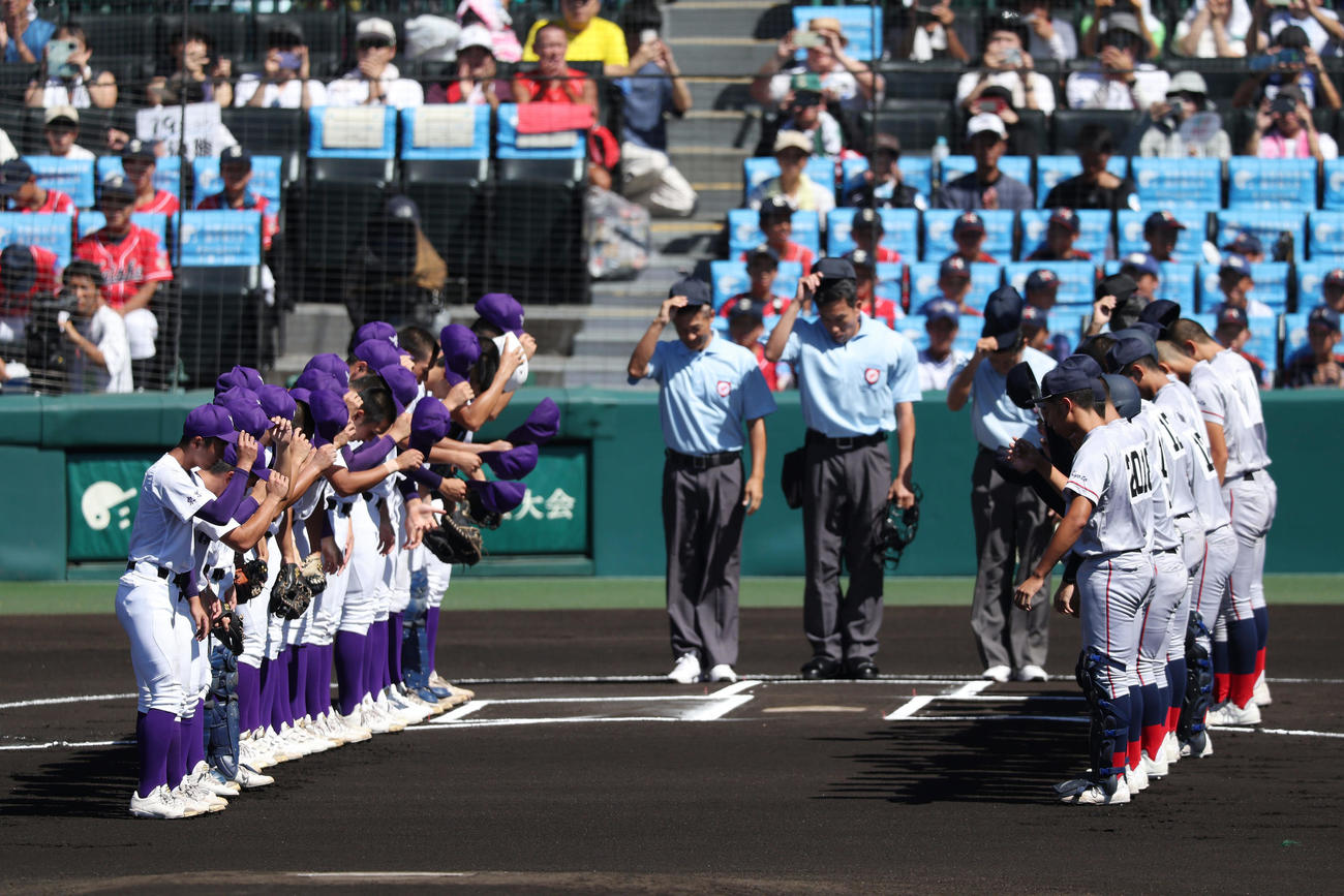 京都国際対関東第一　決勝戦に臨む両校ナイン（撮影・前田充）