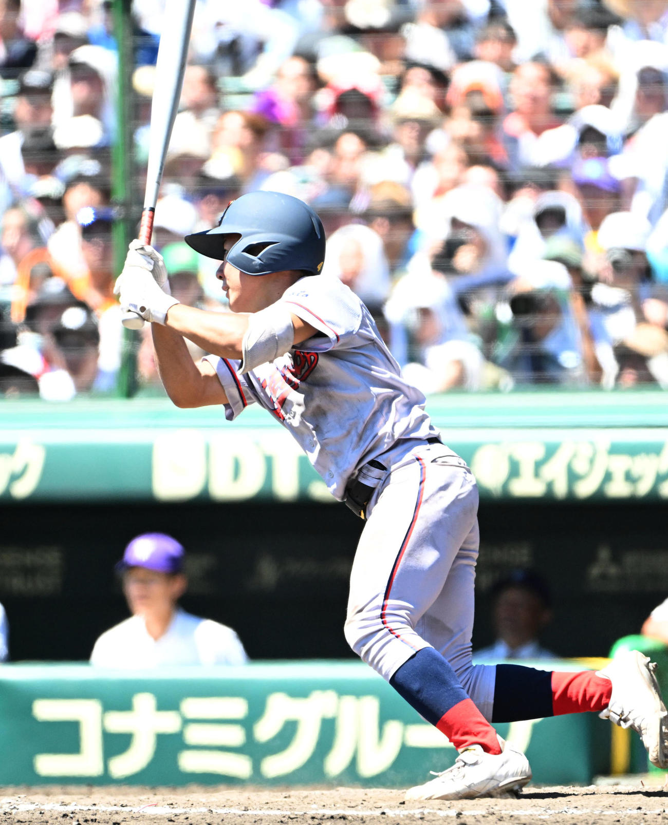 京都国際対関東第一　タイブレーク10回京都国際無死満塁、三谷誠弥は右犠飛を放つ（撮影・石井愛子）
