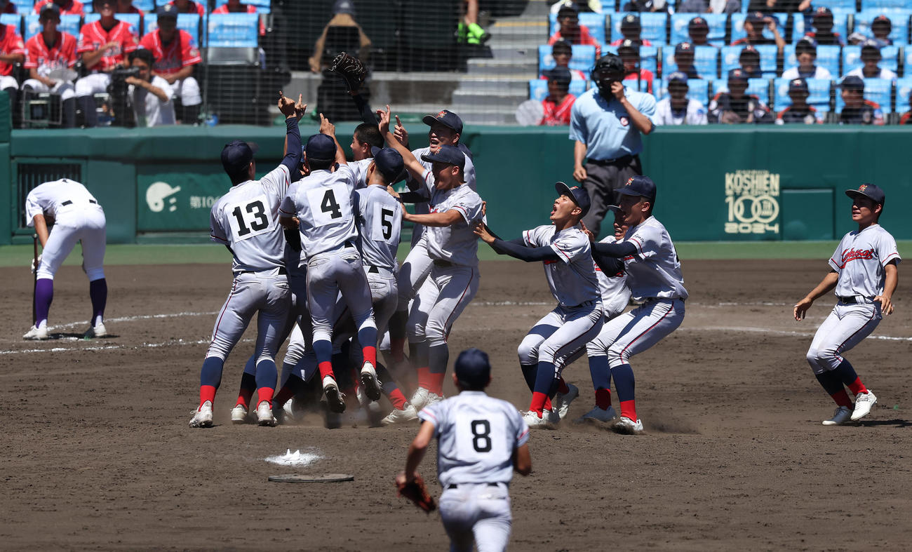 京都国際対関東第一　関東第一を破って優勝し、歓喜する京都国際の選手たち（撮影・前田充）