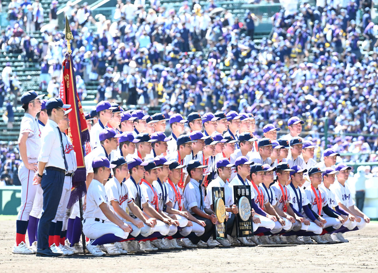 閉会式で記念撮影をする両校（撮影・石井愛子）