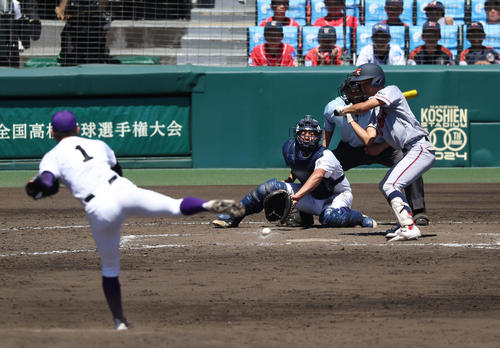 京都国際対関東第一　10回表京都国際無死満塁、先制の押し出し四球を選ぶ金本。投手坂井（撮影・前田充）