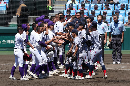 京都国際対関東第一　試合後、健闘をたたえ合う両校の選手たち（撮影・前田充）