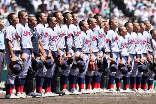 京都国際対関東第一　初優勝を決め、校歌を歌う京都国際（撮影・足立雅史）