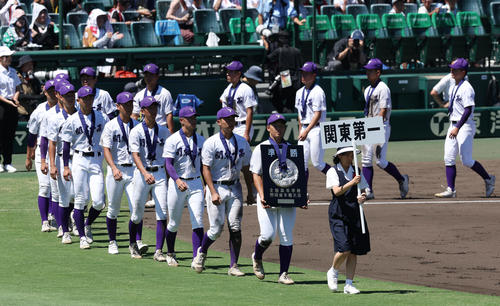 京都国際対関東第一　閉会式で行進する関東第一の選手たち（撮影・前田充）