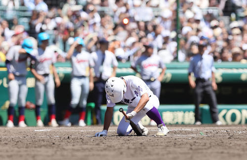 京都国際対関東第一　10回裏関東第一2死満塁、坂本は空振り三振に倒れ、敗れうつむく（撮影・足立雅史）