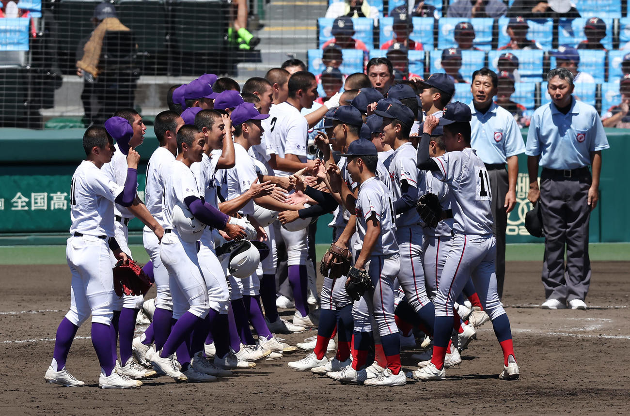 京都国際対関東第一　試合後、健闘をたたえ合う両校の選手たち（撮影・前田充）