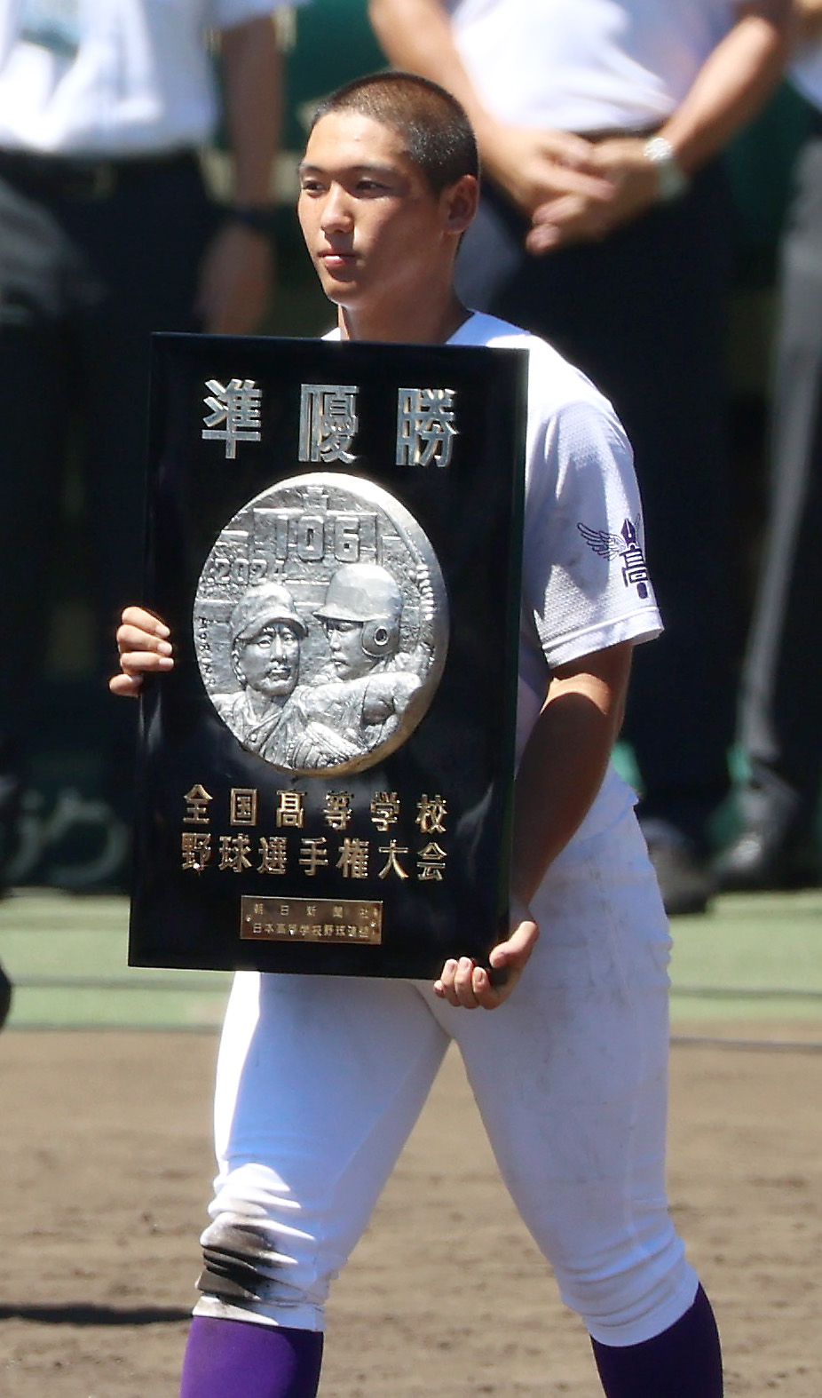 京都国際対関東第一　準優勝楯を手にする関東第一・高橋主将（撮影・上山淳一）